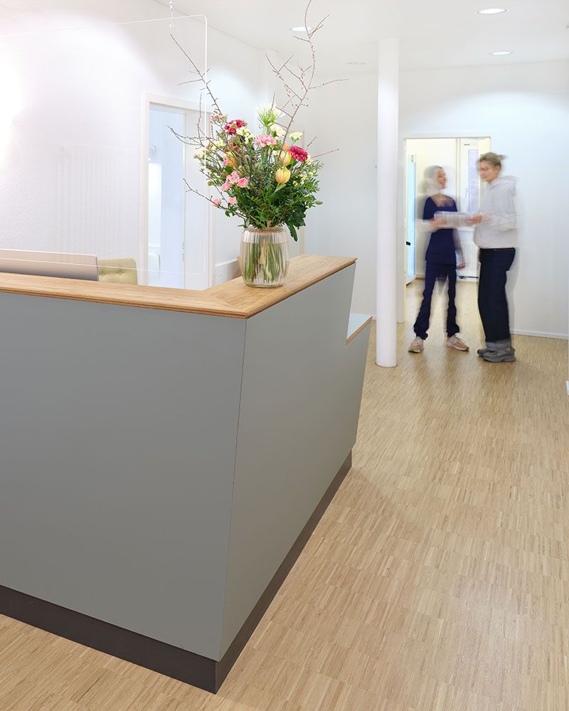 Individuell gefertigter Empfangstresen für Praxisräume einer Kinderarztpraxis