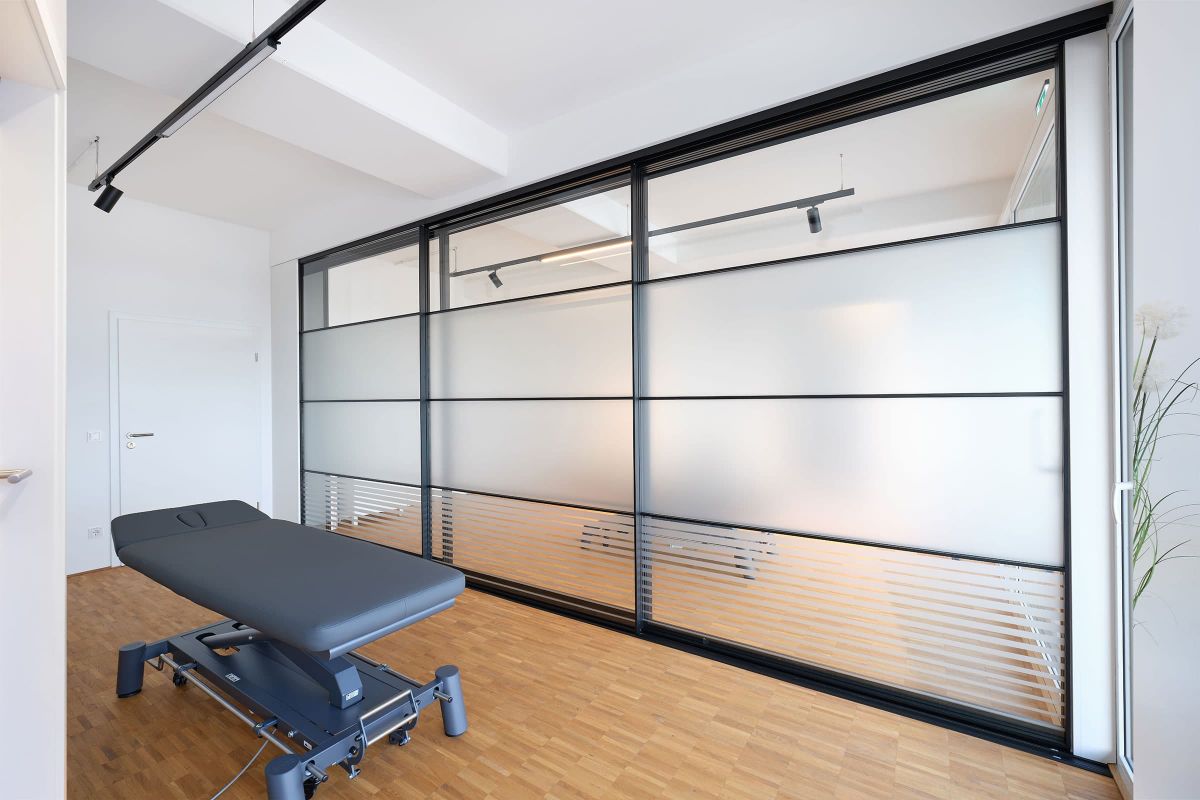 Therapieraum einer Praxis mit funktionalem Raumkonzept und hochwertigen Materialien, umgesetzt von der Echaz Schreinerei