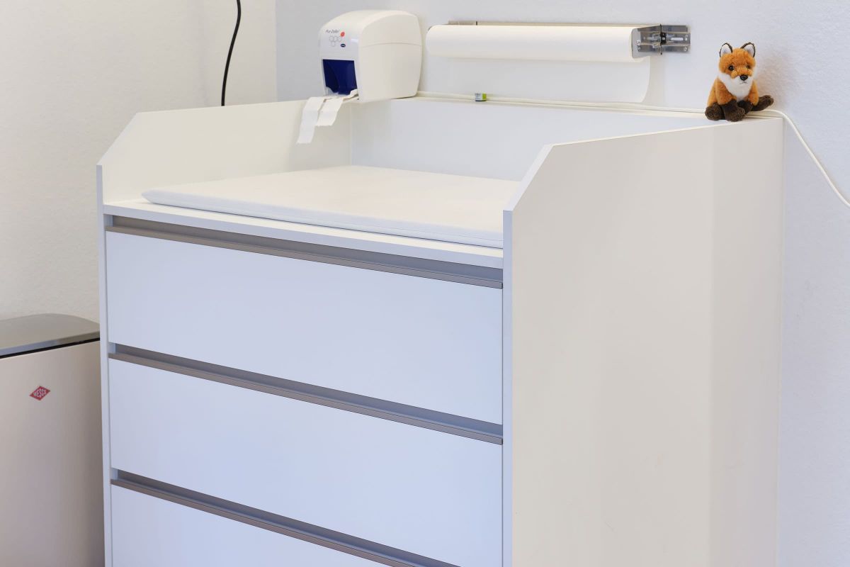 Individuell gefertigte Wickelkommode für eine Praxis, umgesetzt von einer Schreinerei mit Fokus auf Funktion und Sicherheit