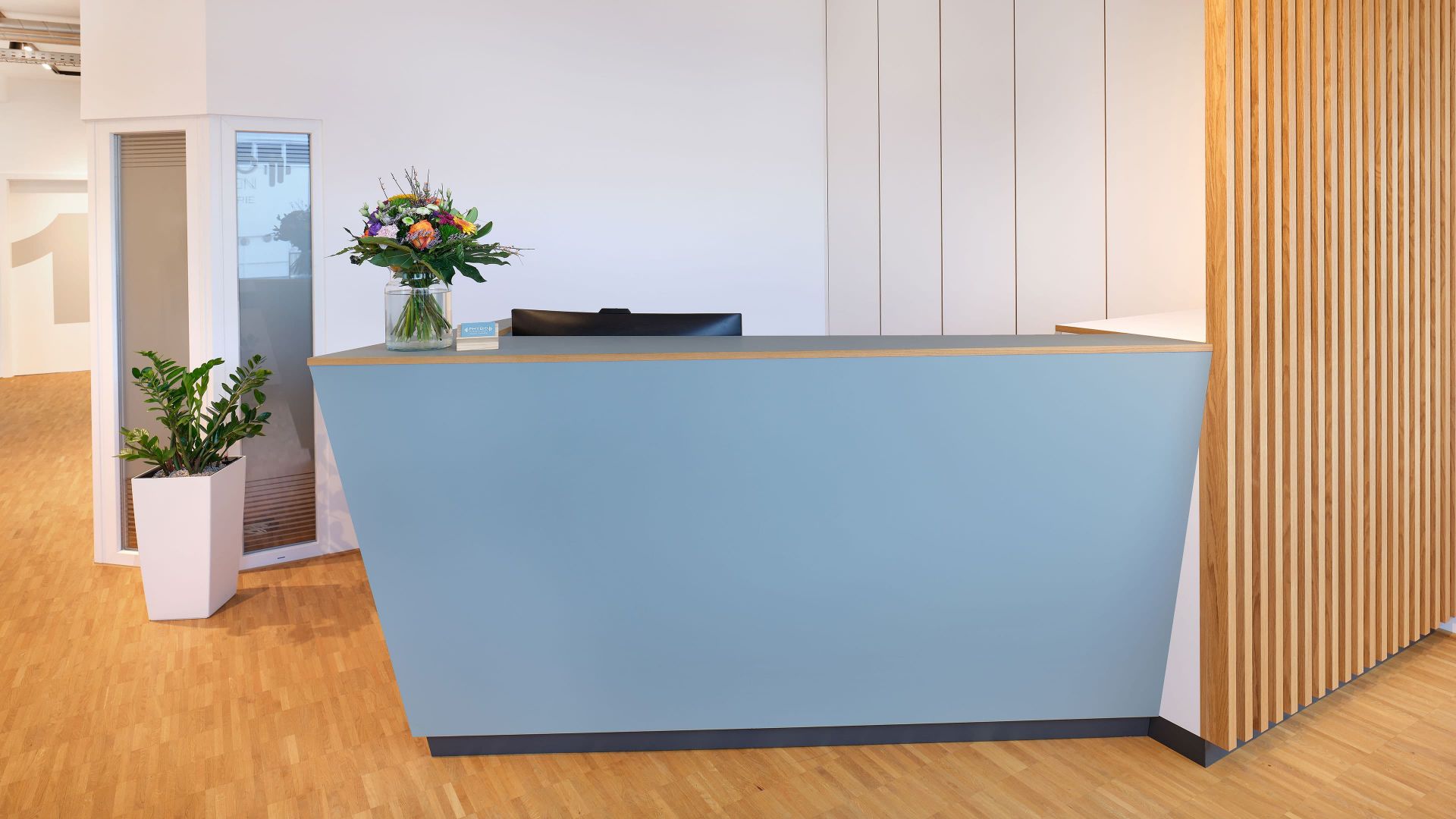 Frontalansicht eines maßgefertigten Empfangstresens für eine Praxis, gefertigt von der Echaz Schreinerei