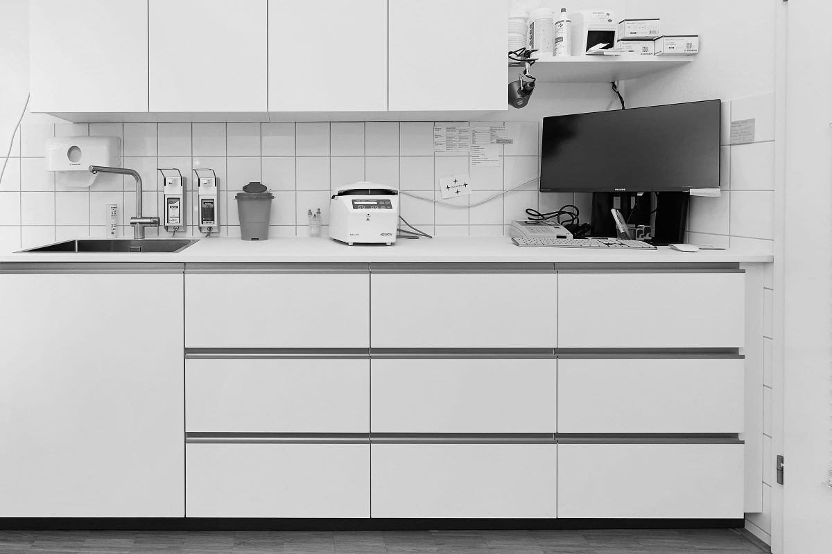 Individuell geplante Küchenzeile für eine Praxis, gefertigt von einer Schreinerei mit Fokus auf Funktionalität und klare Gestaltung