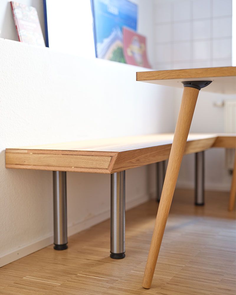 Individuell gefertigter Behandlungsliege für Kinder aus Holz für eine Praxis, entworfen und umgesetzt von einer Schreinerei